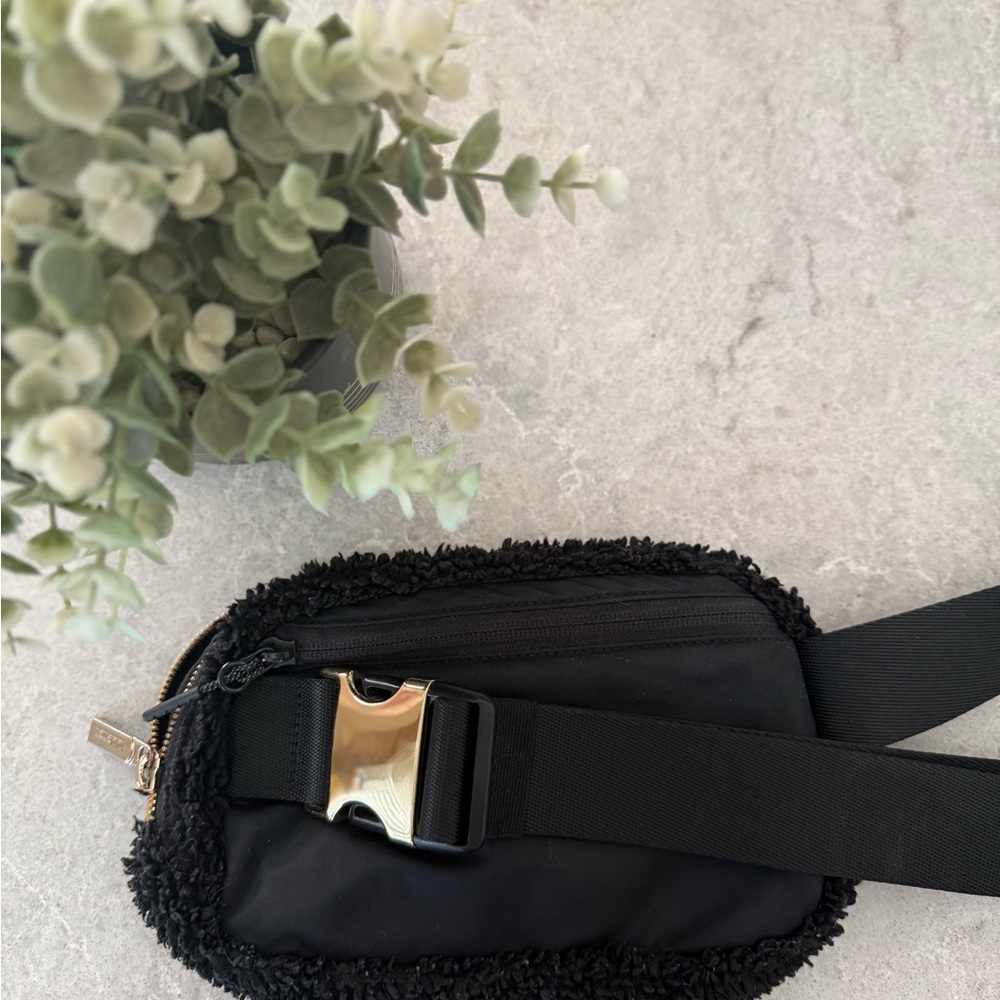 lululemon Black Fleece Crossbody Bag - Picture 5 of 5